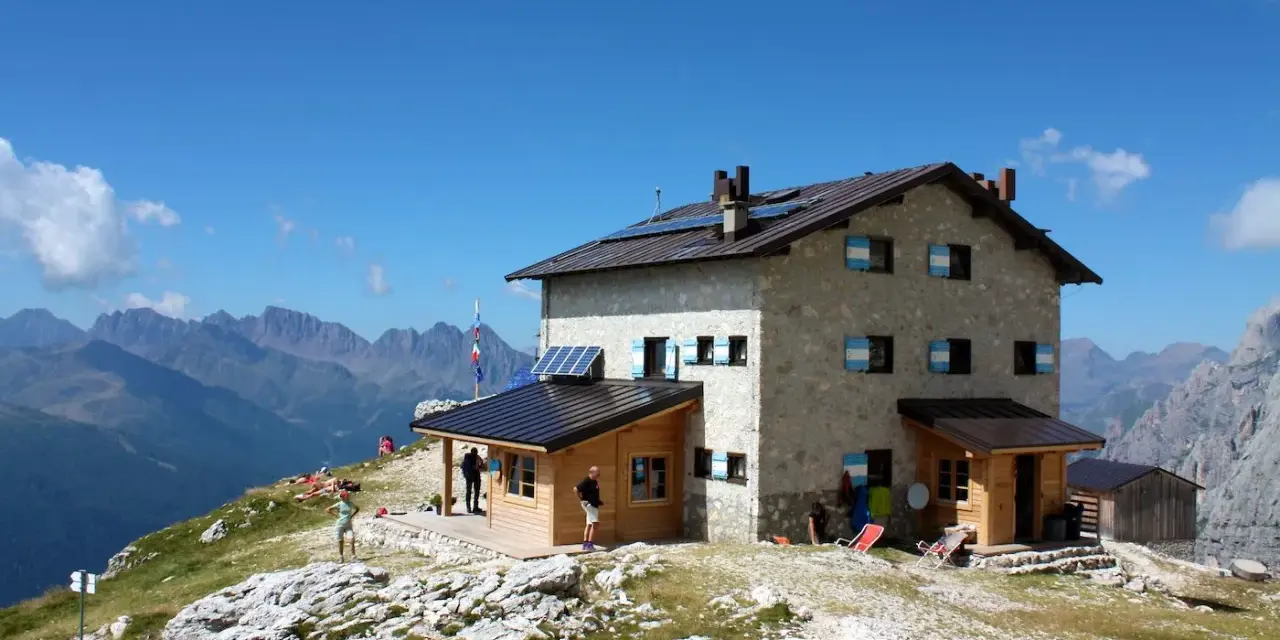 Rifugio Velo della Madonna, un'oasi tra le vette. Scopri come arrivare in questo luogo incantevole.