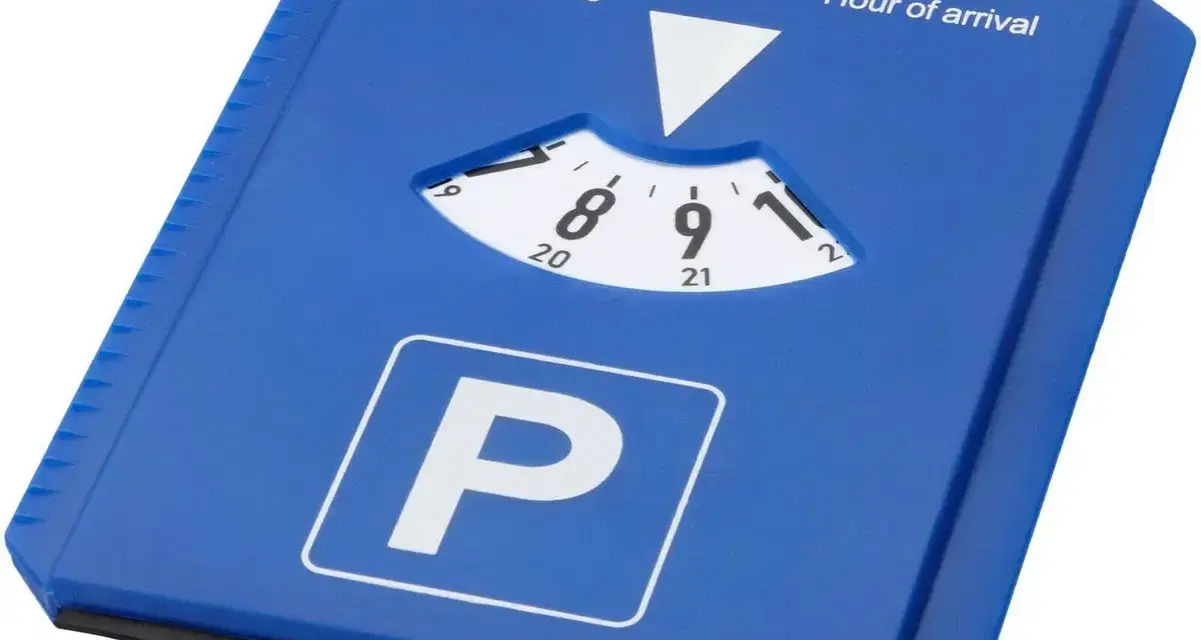 Disco orario blu per parcheggio, con indicazione dell'ora di arrivo impostata sulle 9:20.