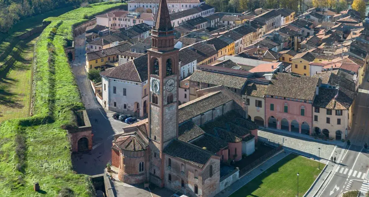 Pizzighettone cosa vedere: vista aerea del borgo con la chiesa e le antiche mura verdi.