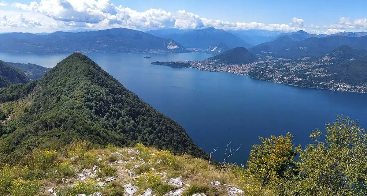 Vista panoramica dal Monte San Salvatore sui pizzoni di Laveno e il Lago Maggiore.