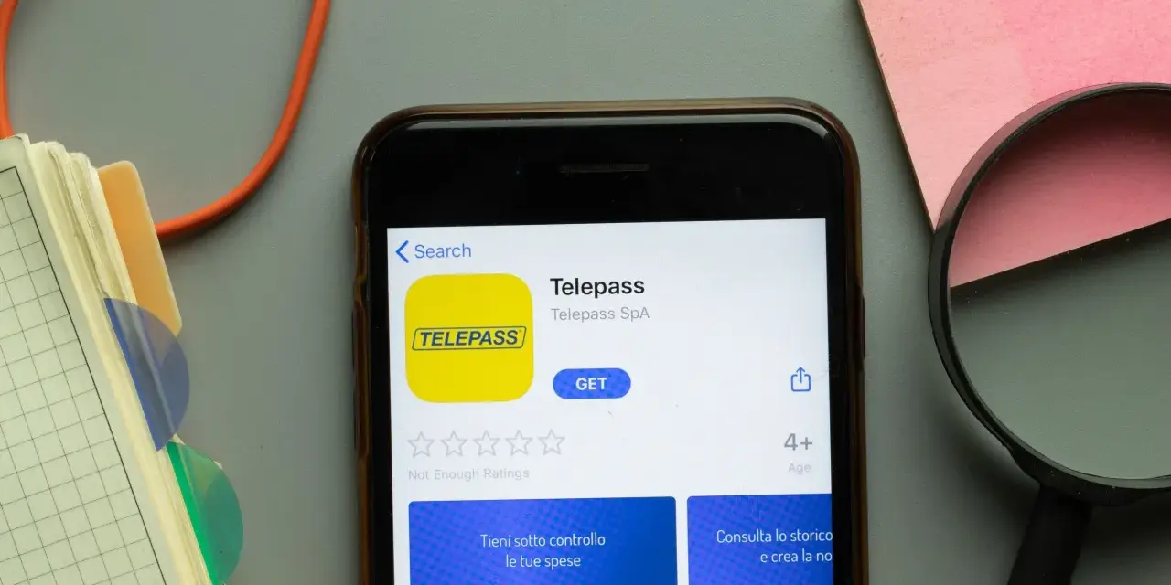 App Telepass sullo smartphone, pronta per essere scaricata. La targa è già in uso per gestire al meglio le tue spese in autostrada.