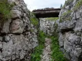 Trincea scavata nella roccia sul Monte Ortigara, con un tetto di tronchi. Per sapere come arrivare, cerca sentieri storici.