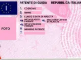 La patente di guida italiana mostra i campi per cognome, nome, luogo e data di nascita, numero patente, e la data di rilascio patente si trova al punto 4a.