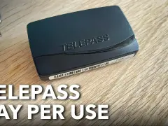 Dispositivo Telepass Pay per Use su superficie in legno. La guida n. 1 mostra come funziona.