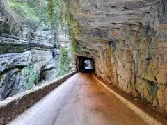 Strada panoramica scavata nella roccia, un percorso suggestivo per scoprire come arrivare a Tremosine.