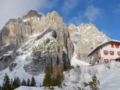 Rifugio Carestiato, un'oasi bianca ai piedi delle maestose Dolomiti. Scopri come arrivare a questo incantevole luogo.