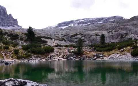 Lago Lagazuoi: un'oasi alpina. Come arrivare a questo splendido lago tra le Dolomiti, con sentieri che conducono alla sua riva.