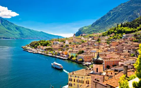 Vista panoramica di Limone sul Garda, con case colorate, lago blu e montagne verdi. Perfetto per scoprire cosa fare a Limone sul Garda.
