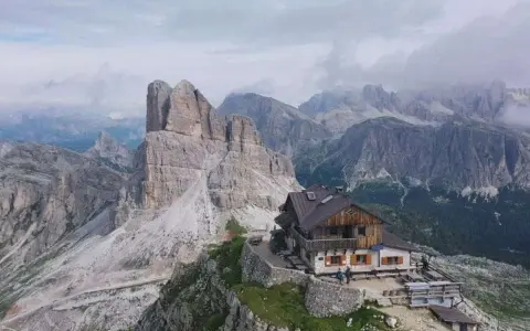 Rifugio alpino incastonato tra le vette maestose delle Dolomiti Bellunesi, un'oasi di pace e avventura.