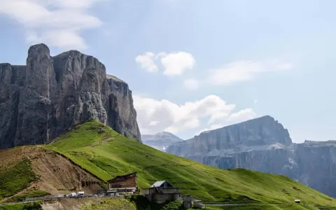 Panorami mozzafiato al Passo Sella: imponenti pareti rocciose, verdi pendii e rifugi alpini. Cosa vedere in questo paradiso dolomitico.