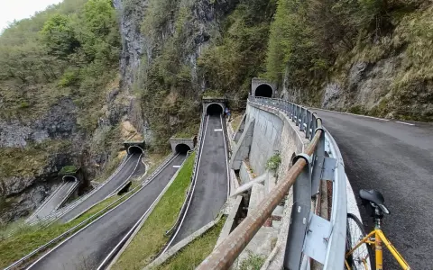 Strada tortuosa con gallerie scavate nella roccia, un vero spettacolo da vedere al Passo San Boldo.