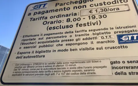 Segnale che indica che le strisce blu si pagano dalle 8:00 alle 19:30, esclusi i festivi. Tariffa €1,30/ora.