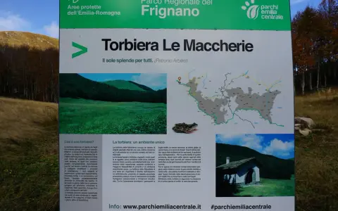 Cartello informativo sul Parco Regionale del Frignano, con foto di una torbiera e mappa. Il passo delle radici è un luogo da esplorare.