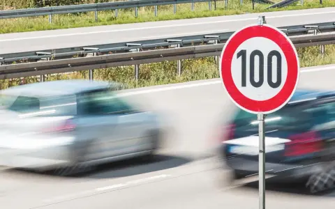 Segnale di limite di velocità 100. Auto in transito, rispettando la tolleranza limite di velocità.