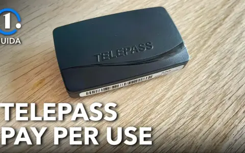 Dispositivo Telepass Pay per Use su superficie in legno. La guida n. 1 mostra come funziona.