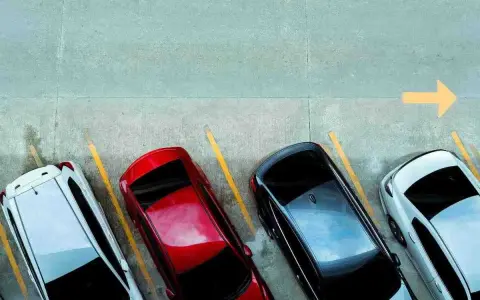 Quattro auto parcheggiate in parallelo, con freccia gialla che indica la direzione.