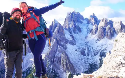 Coppia felice in cima, con i maestosi Cadini di Misurina sullo sfondo.