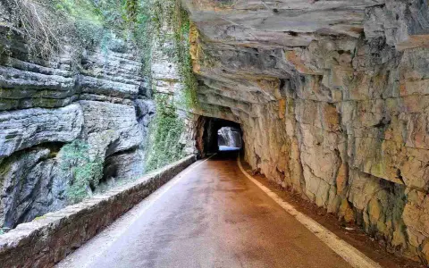 Strada panoramica scavata nella roccia, un percorso suggestivo per scoprire come arrivare a Tremosine.