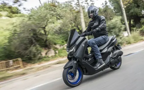Un uomo in moto sfreccia sull'autostrada, godendosi la libertà. Da quando ha provato la 125 in autostrada, non ha più smesso di viaggiare.