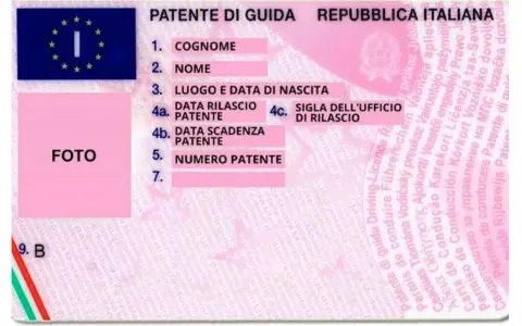 La patente di guida italiana mostra i campi per cognome, nome, luogo e data di nascita, numero patente, e la data di rilascio patente si trova al punto 4a.