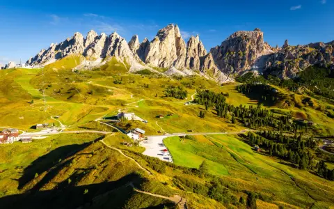 Panorami mozzafiato per un trekking 2 giorni Trentino. Sentieri serpeggianti tra prati verdi e imponenti vette dolomitiche.