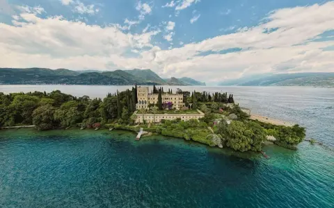 Villa Borghese sull'Isola del Garda, un gioiello sul lago. Controlla l'isola del Garda fahrplan per visitarla.