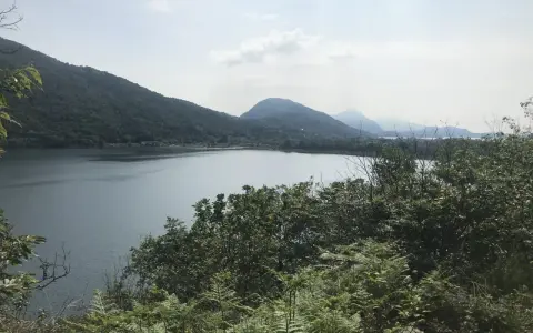 Panoramica del sentiero azzurro Mergozzo con lago e montagne verdi.