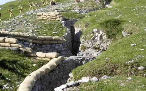 Trincee e sacchi di sabbia sul Monte Zebio ad Asiago, testimonianza della Grande Guerra.