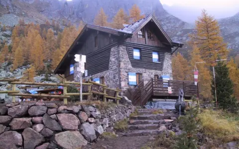 Rifugio Sette Selle, un'accogliente baita in pietra e legno circondata da larici dorati. Ecco come arrivare!