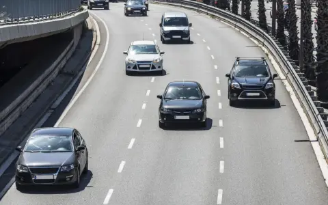 Traffico su autostrada con diverse auto in corsia. Ricorda che è sempre vietato effettuare la manovra di sorpasso a destra.