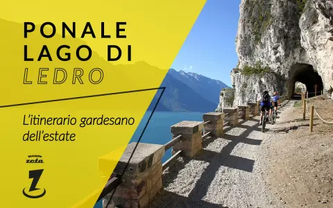 Ciclisti sul sentiero del Ponale, un giro ad anello panoramico sul lago di Ledro. L'itinerario gardesano dell'estate.