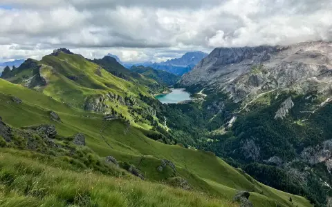 Panoramica mozzafiato delle Dolomiti con il lago Fedaia. Per capire come arrivare al rifugio Viel del Pan, immagina questo sentiero panoramico.