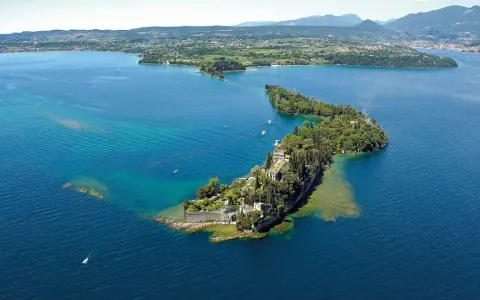 Le splendide isole del Lago di Garda, con ville storiche e vegetazione lussureggiante, emergono dalle acque turchesi.