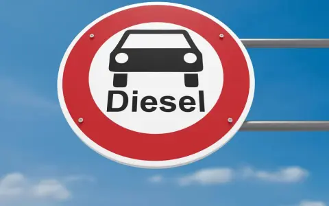 Segnale di divieto per auto diesel. Ci si interroga su euro 4 diesel fino a quando possono circolare.