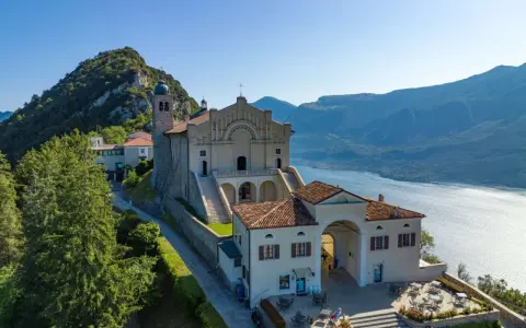 Santuario della Madonna della Corona, un luogo magico per chi cerca pace e panorami mozzafiato. Ecco come arrivare a Tignale sul Garda.