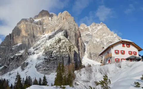 Rifugio Carestiato, un'oasi bianca ai piedi delle maestose Dolomiti. Scopri come arrivare a questo incantevole luogo.