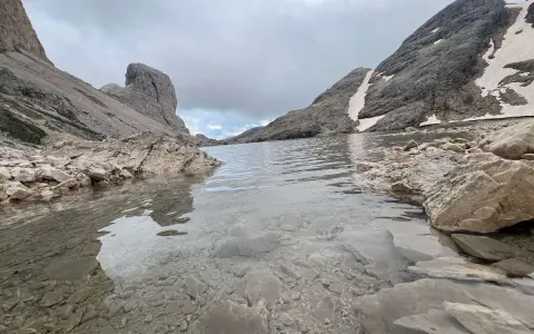 Lago di Antermoia: arrivarci in macchina è un'avventura. Montagne rocciose e un lago alpino cristallino.