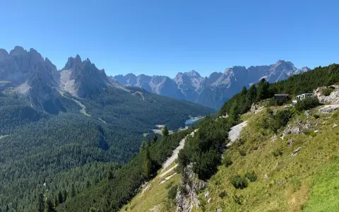 Sentiero panoramico da Misurina al Monte Piana a piedi, tra boschi e vette maestose.