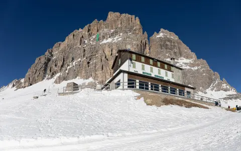 Rifugio Auronzo, un punto di riferimento per chi cerca come arrivare in questo scenario dolomitico innevato.