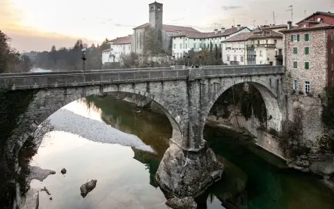 Ponte del Diavolo a Cividale del Friuli, con il fiume Natisone e le case storiche sullo sfondo.