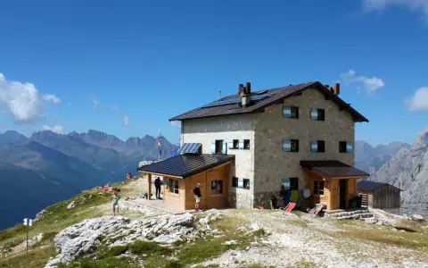 Rifugio Velo della Madonna, un'oasi tra le vette. Scopri come arrivare in questo luogo incantevole.