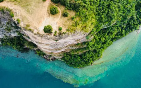 Vista aerea di Manerba del Garda: scogliere, vegetazione lussureggiante e acque cristalline del lago. Scopri cosa vedere in questo incantevole angolo del Garda.