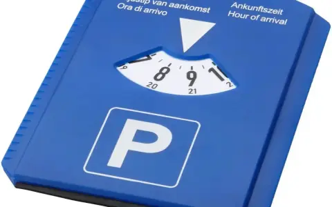 Disco orario blu per parcheggio, con indicazione dell'ora di arrivo impostata sulle 9:20.