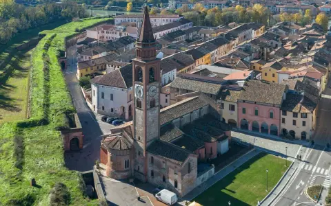 Pizzighettone cosa vedere: vista aerea del borgo con la chiesa e le antiche mura verdi.