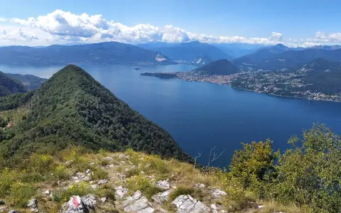 Vista panoramica dal Monte San Salvatore sui pizzoni di Laveno e il Lago Maggiore.