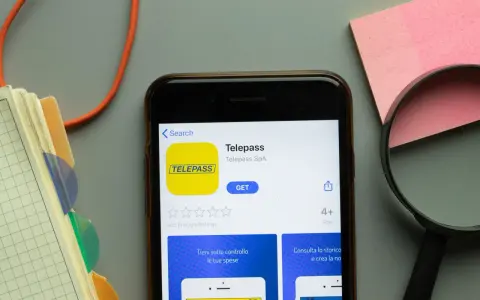 App Telepass sullo smartphone, pronta per essere scaricata. La targa è già in uso per gestire al meglio le tue spese in autostrada.