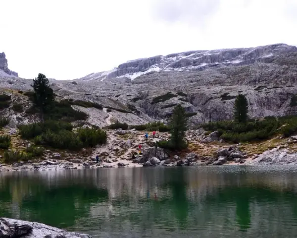 Lago Lagazuoi: un'oasi alpina. Come arrivare a questo splendido lago tra le Dolomiti, con sentieri che conducono alla sua riva.