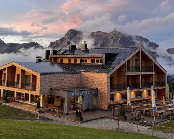 Rifugio Pradlongia, con pannelli solari e vista sulle montagne, è raggiungibile con un sentiero panoramico.