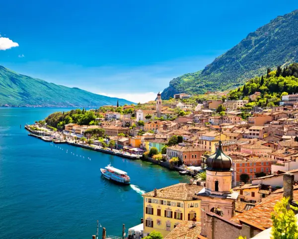Vista panoramica di Limone sul Garda, con case colorate, lago blu e montagne verdi. Perfetto per scoprire cosa fare a Limone sul Garda.