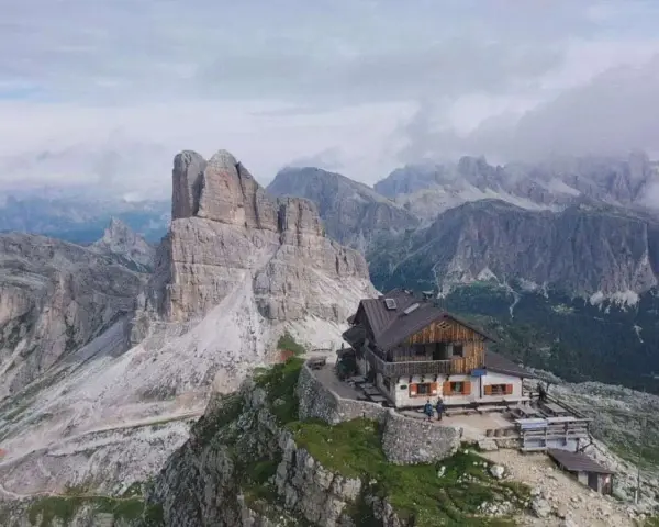 Rifugio alpino incastonato tra le vette maestose delle Dolomiti Bellunesi, un'oasi di pace e avventura.